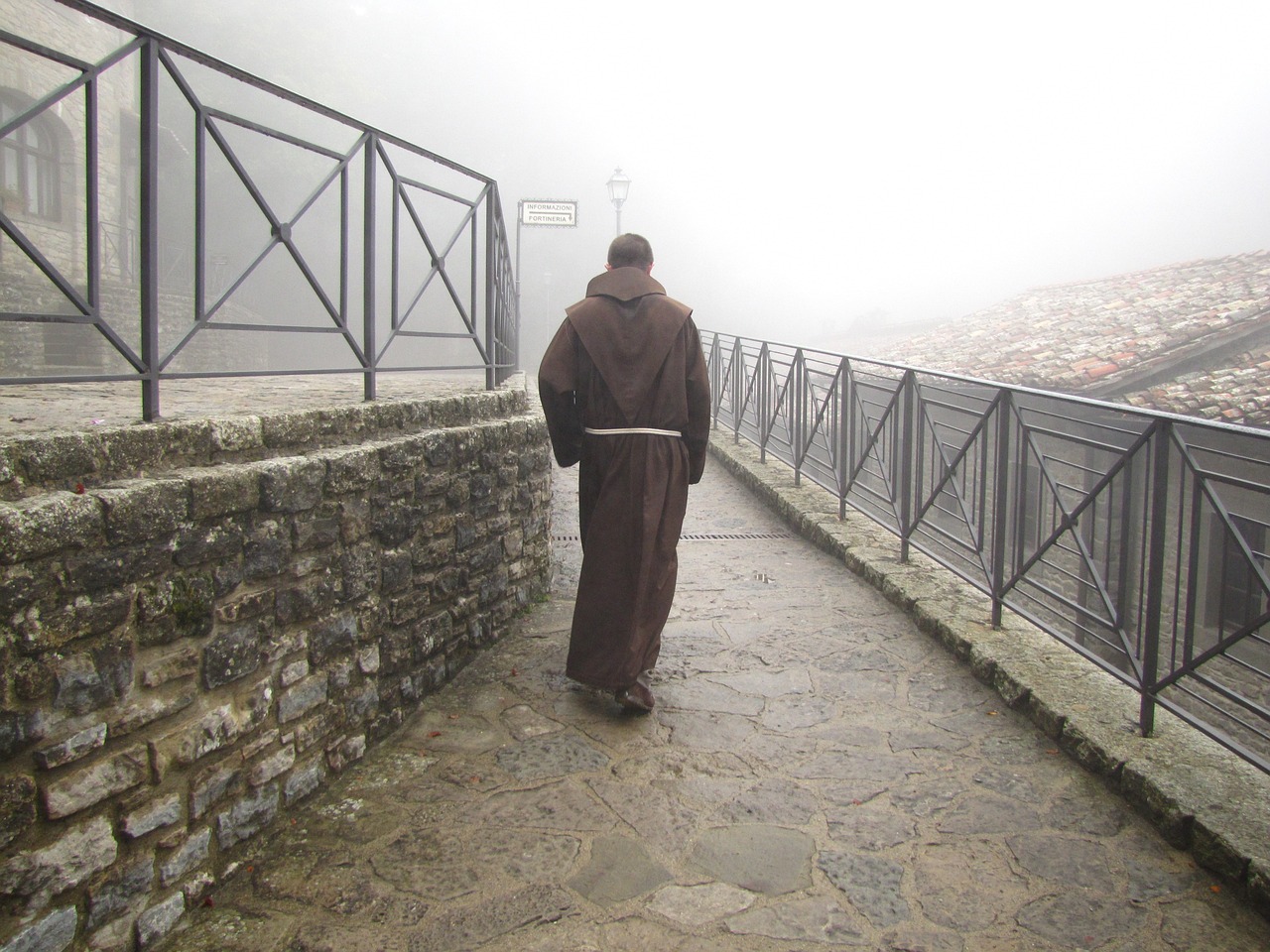 Mönch im Nebel