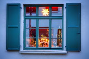 Fenster mit Weihnachtsbeleuchtung