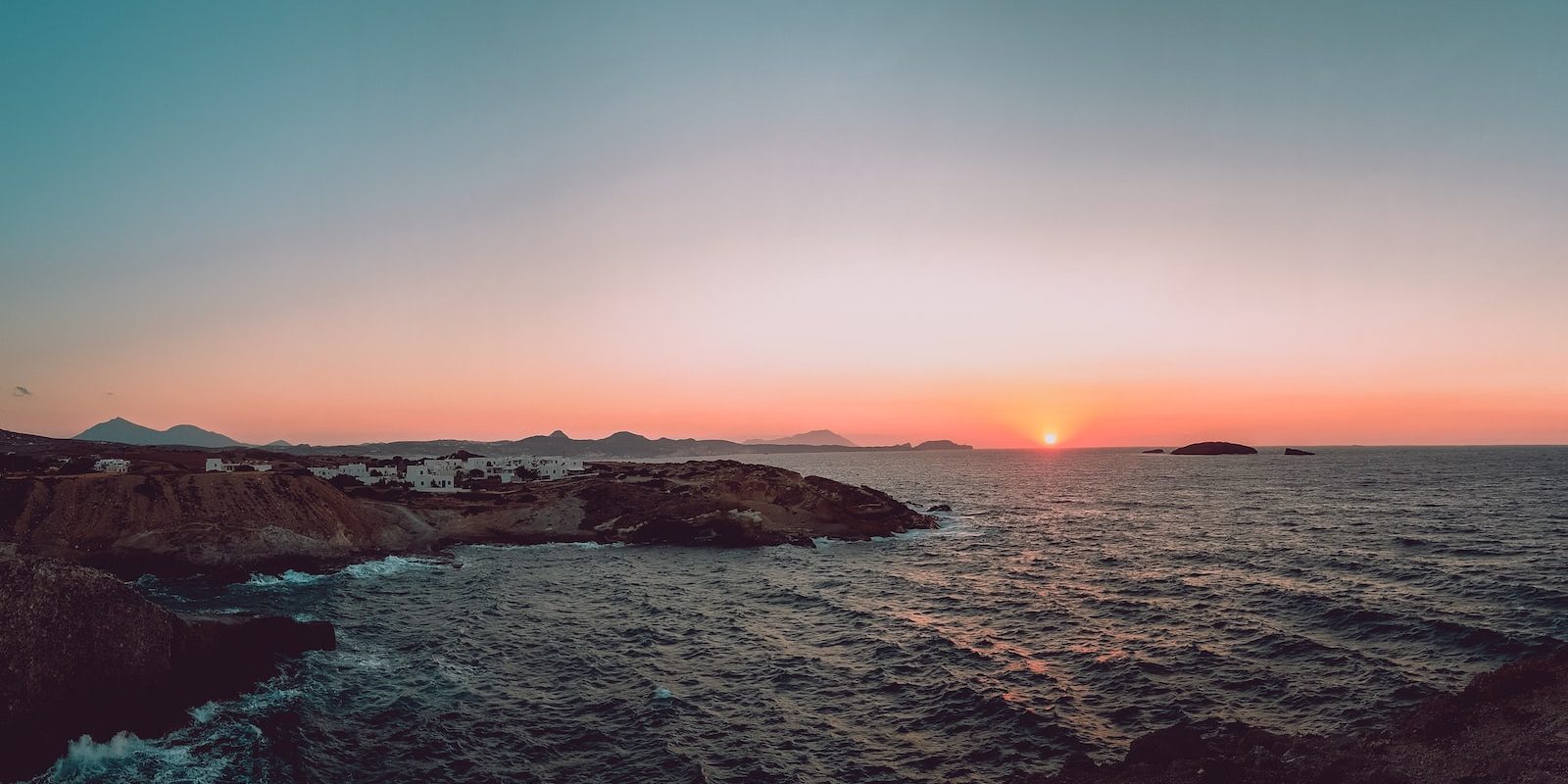 felsen und meer im Sonnenuntergang