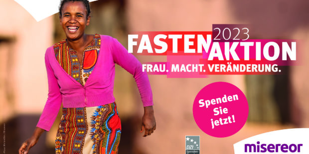 Plakat Misereor-Fastenaktion: eine Frau aus Madagaskar sieht lachend den Betrachter an.