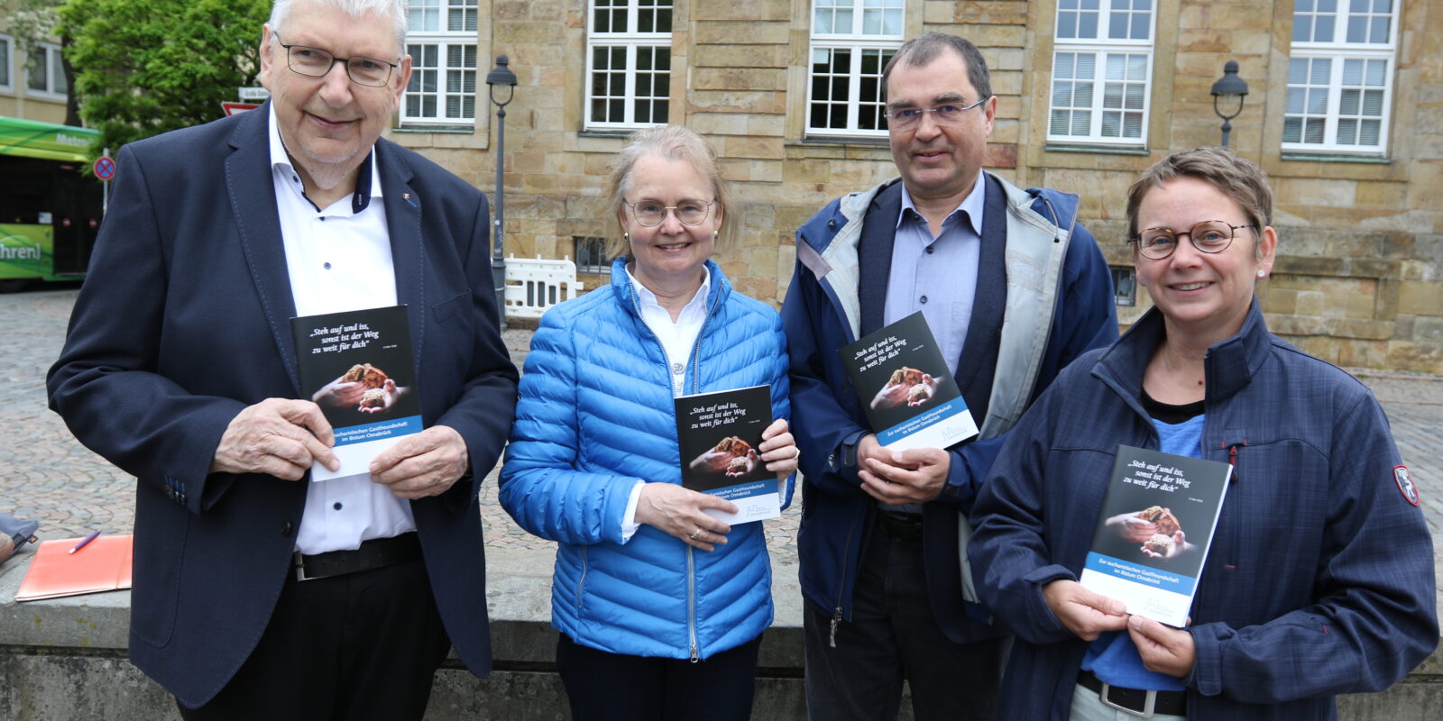 Präsentieren die neue Handreichung zur eucharistischen Gastfreundschaft (von links): der Bistumsbeauftragte für die Ökumene Domkapitular Reinhard Molitor, Professorin Margit Eckhold, Günter Baum von der Ökumenekommission und Stephanie van de Loo, Geschäftsführerin der Ökumenekommission