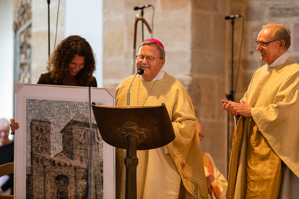 Ein Bild des Osnabrücker Domes, zusammengesetzt aus vielen verschiedenen Portraitaufnahmen, überreichten Bischof Franz-Josef Bode (Mitte) die Vorsitzende des Katholikenrates, Katharina Abeln (links) und der Sprecher des Priesterrates, Propst Bernhard Stecker.