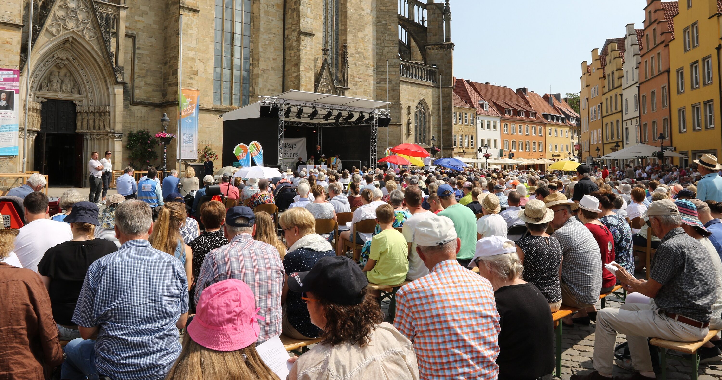 Mehr als 1500 Menschen nahmen am Abschlussgottesdienst des Ökumenischen Kirchentages von Stadt und Region Osnabrück auf dem Marktplatz in Osnabrück teil.
