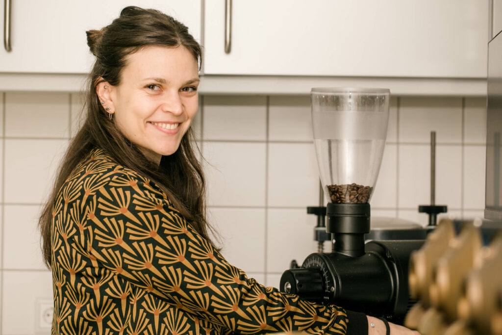 Hanna Schmid von der GEPA im Kaffeelabor