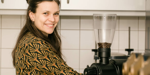 Hanna Schmid von der GEPA im Kaffeelabor