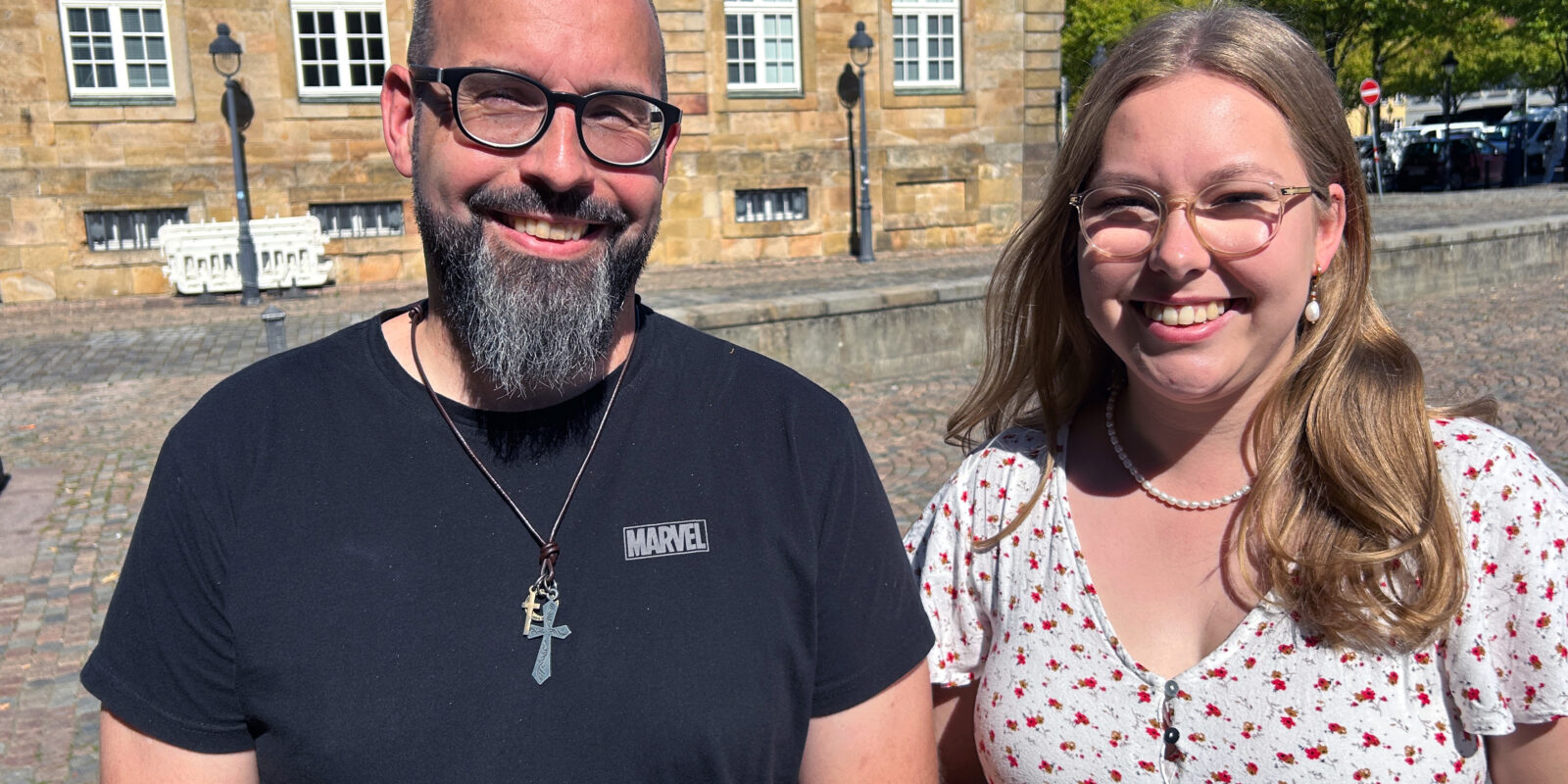 Annika Steinkamp und Daniel Gauda auf dem Osnabrücker Domplatz.