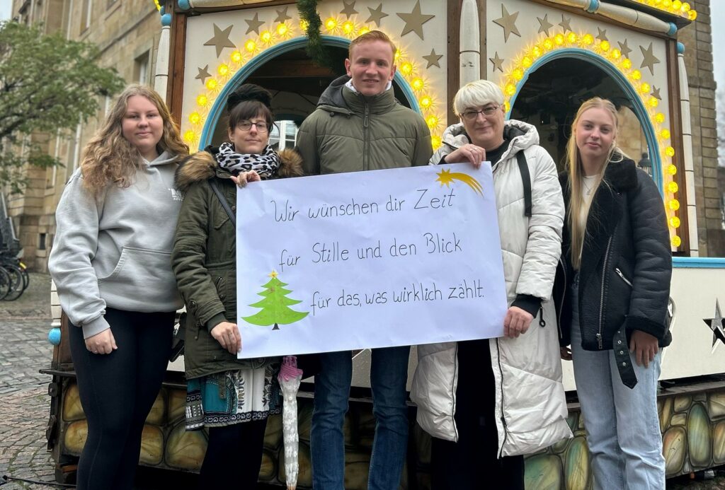 Rebecca Tuguntke, Denise Detmer, Matts Vogelsang, Dagmar Monno und Aleksandra Kumoch mit Wunsch für den Adventskalender