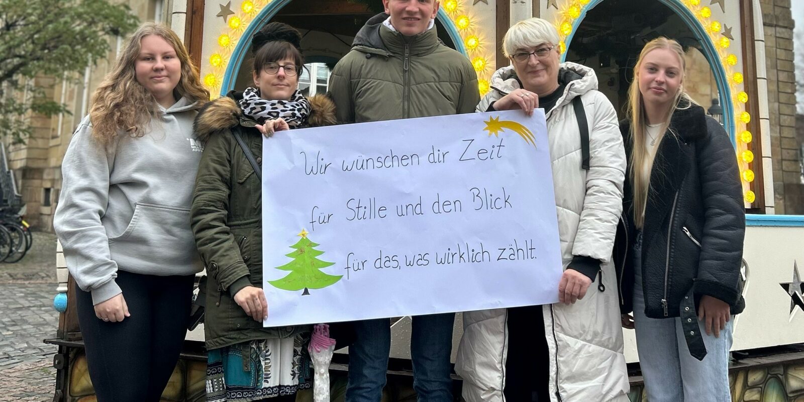 Rebecca Tuguntke, Denise Detmer, Matts Vogelsang, Dagmar Monno und Aleksandra Kumoch mit Wunsch für den Adventskalender