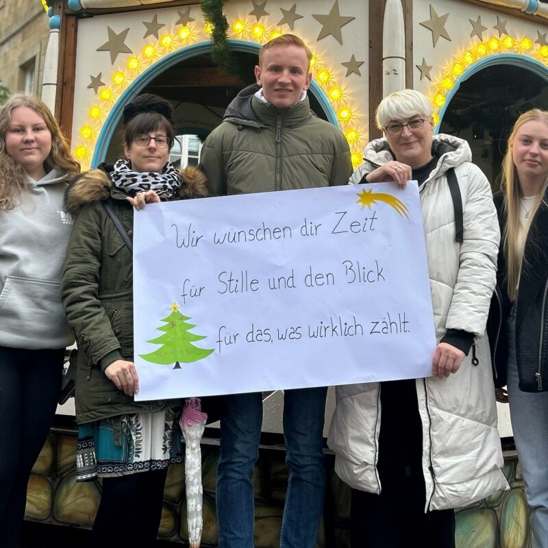 Rebecca Tuguntke, Denise Detmer, Matts Vogelsang, Dagmar Monno und Aleksandra Kumoch mit Wunsch für den Adventskalender