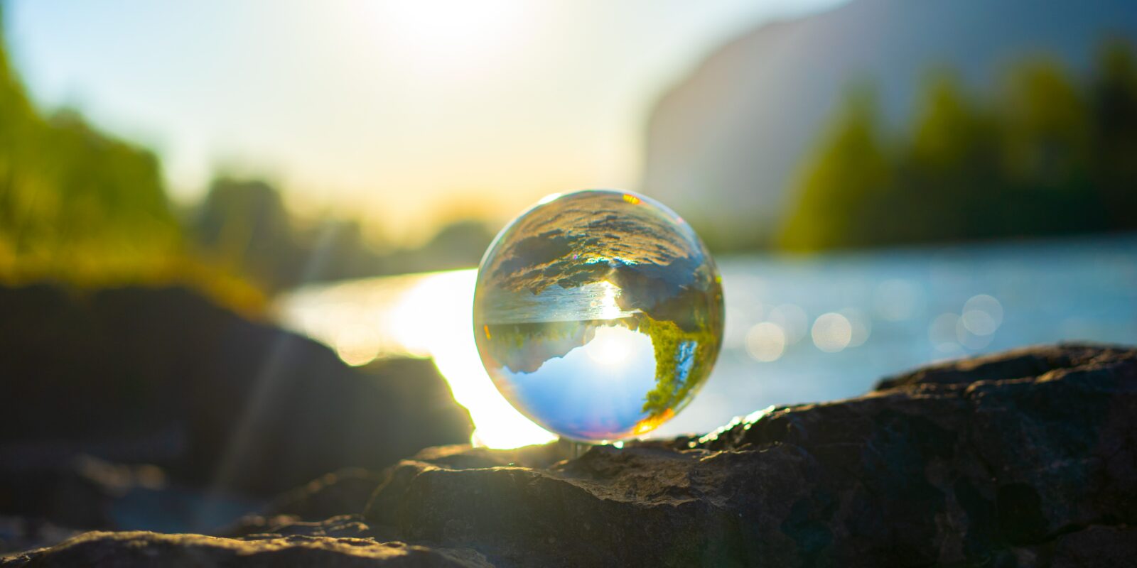 Glaskugel im Sonnenlicht