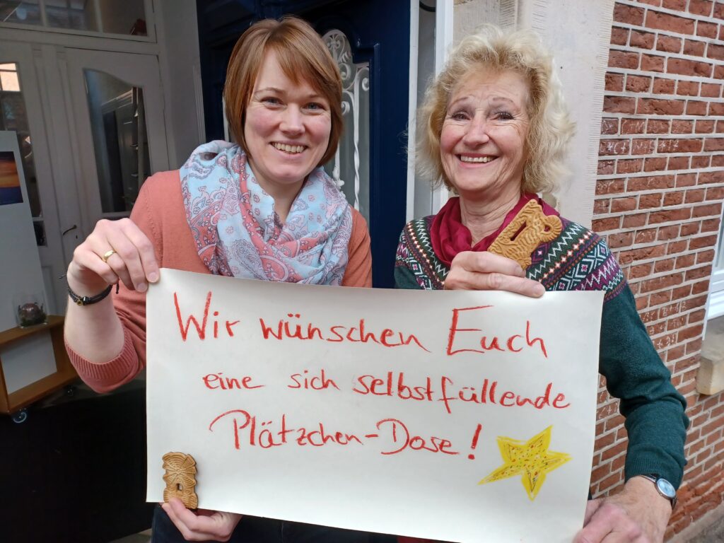 Katharina Engelen und Agnes Deitermann mit Wunsch für den Adventskalender