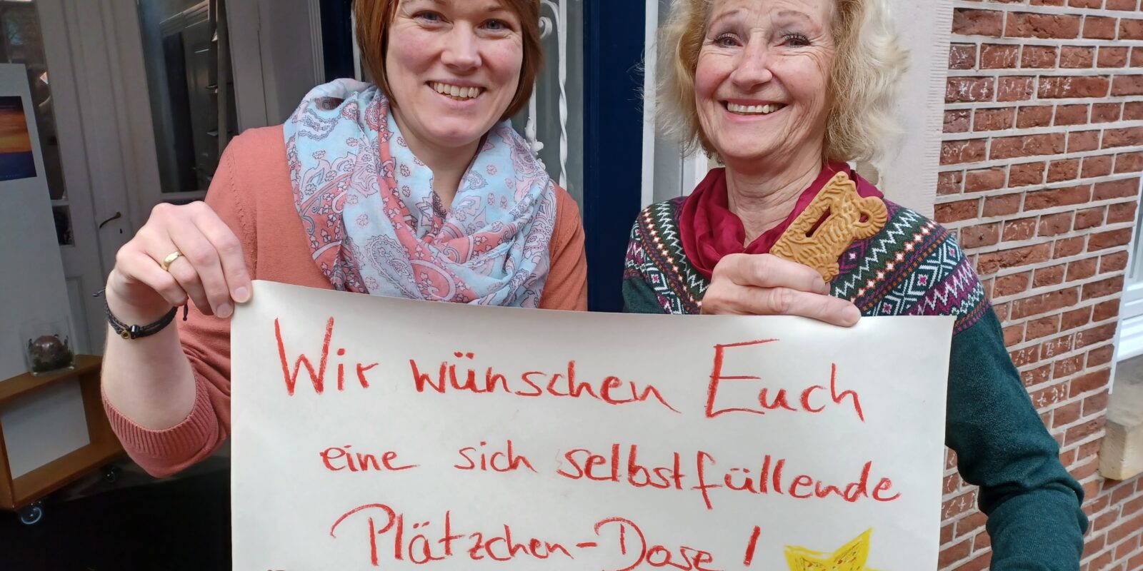 Katharina Engelen und Agnes Deitermann mit Wunsch für den Adventskalender