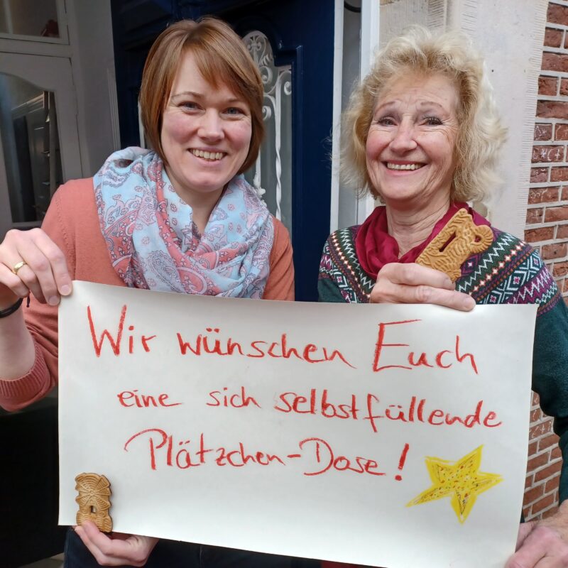 Katharina Engelen und Agnes Deitermann mit Wunsch für den Adventskalender