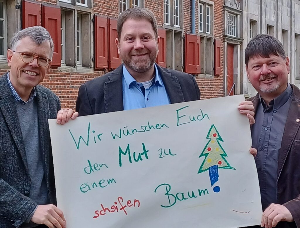 Reiner Rohloff, Bernd Overhoff und Ulrich Hirndorf mit Wunsch für den Adventskalender