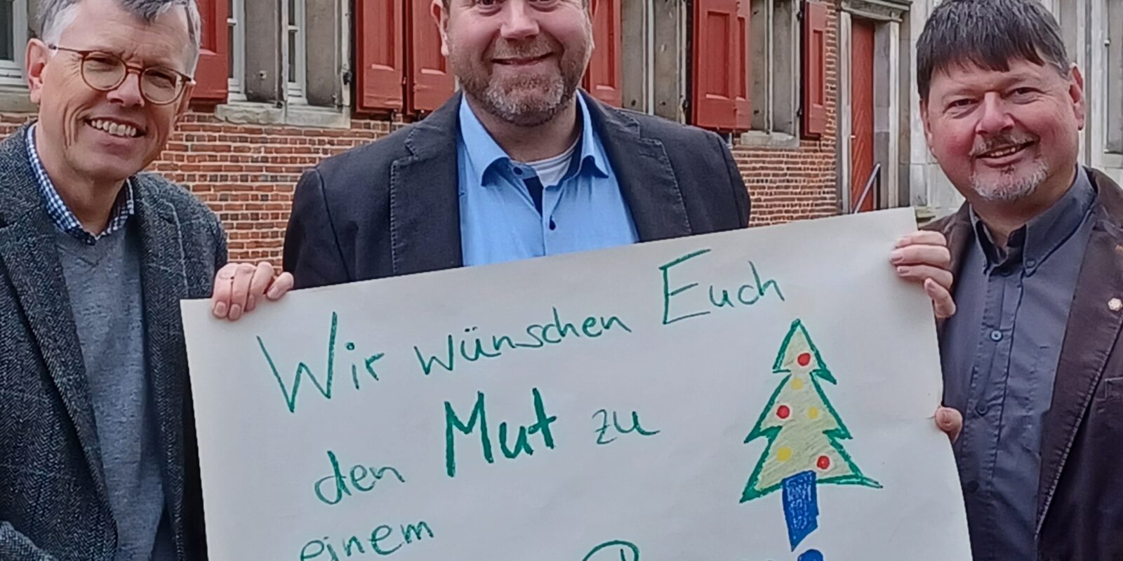 Reiner Rohloff, Bernd Overhoff und Ulrich Hirndorf mit Wunsch für den Adventskalender