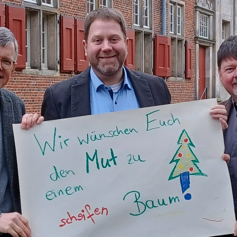 Reiner Rohloff, Bernd Overhoff und Ulrich Hirndorf mit Wunsch für den Adventskalender