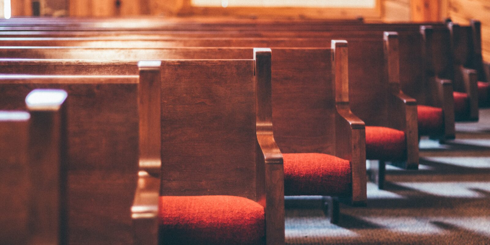 Leere Bänke in einer Kirche