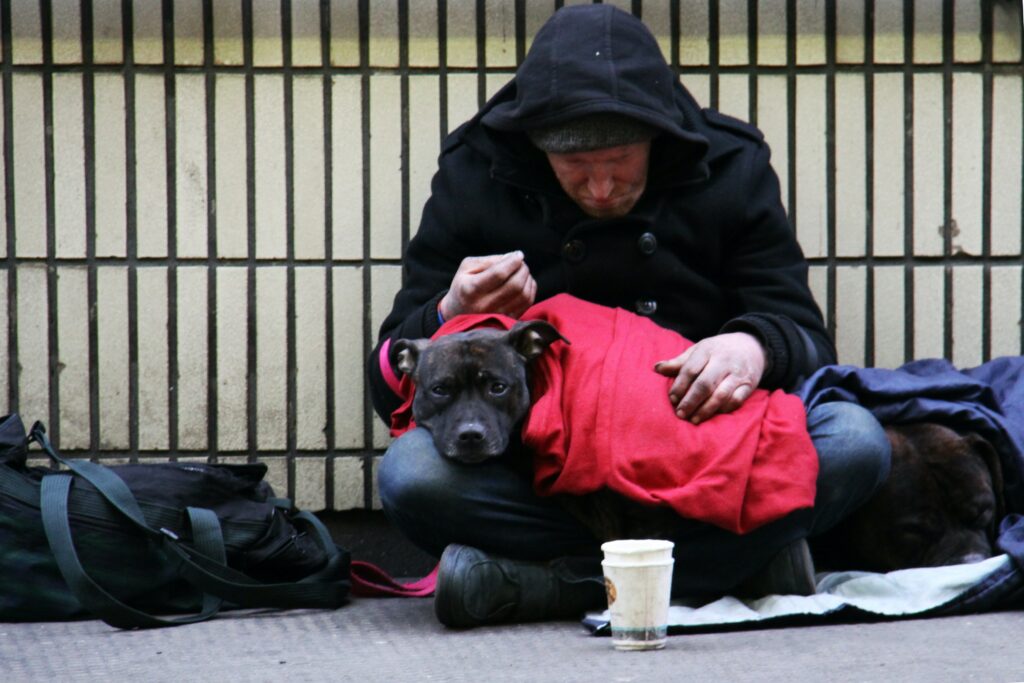 obdachloser Mann mit Hund