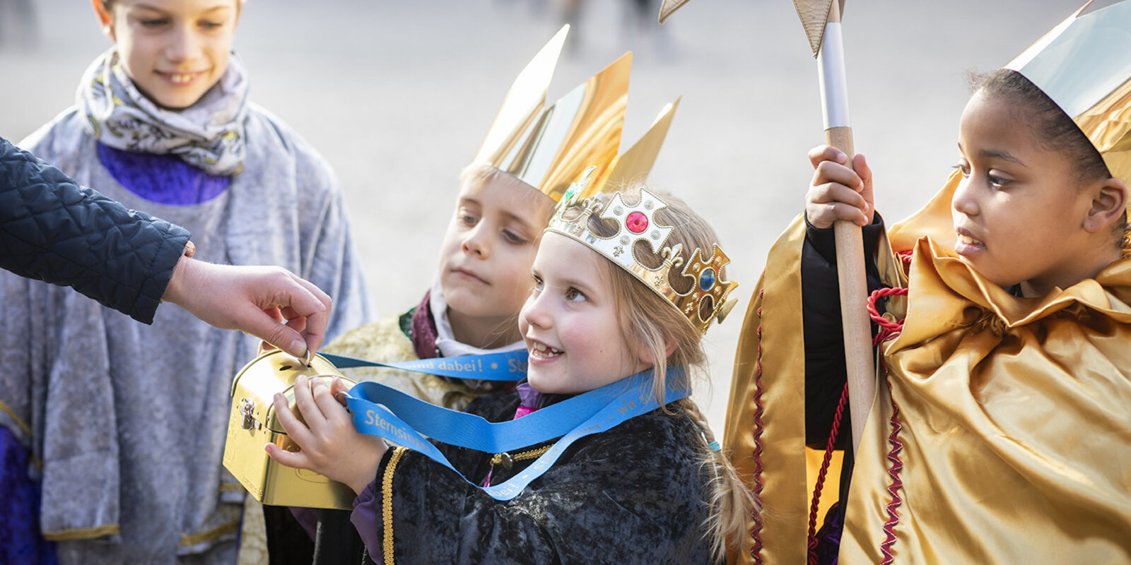 Sternsinger*innen sammeln Geld