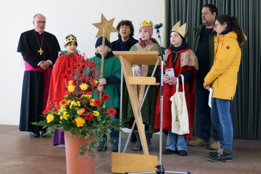 Eine Sternsingergruppe aus der Dompfarrei wurde von Weihbischof Johannes Wübbe (links) beim Neujahrsempfang des Bistums willkommen geheißen und sprach den Segen für das neue Jahr aus.