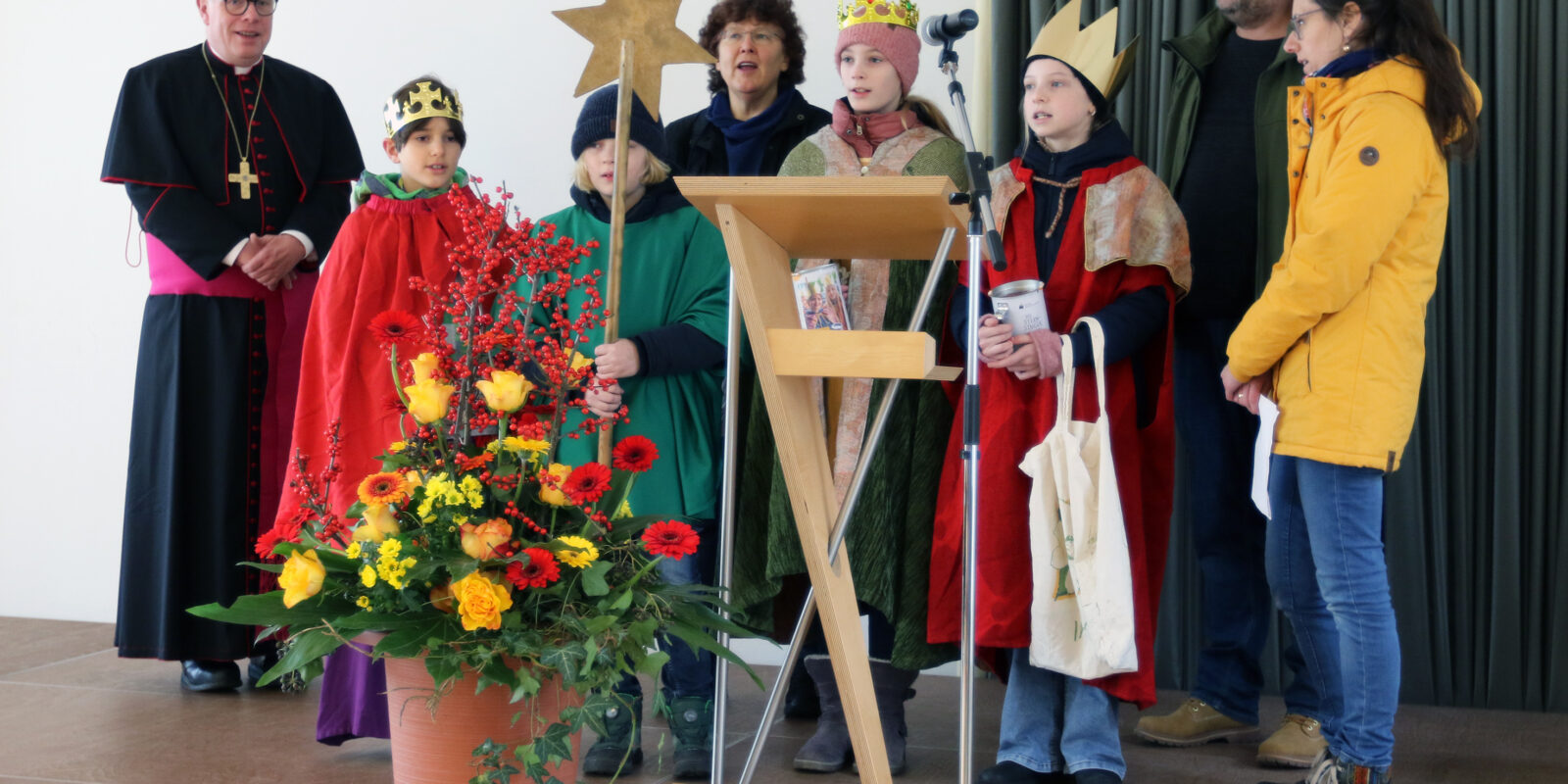 Eine Sternsingergruppe aus der Dompfarrei wurde von Weihbischof Johannes Wübbe (links) beim Neujahrsempfang des Bistums willkommen geheißen und sprach den Segen für das neue Jahr aus.