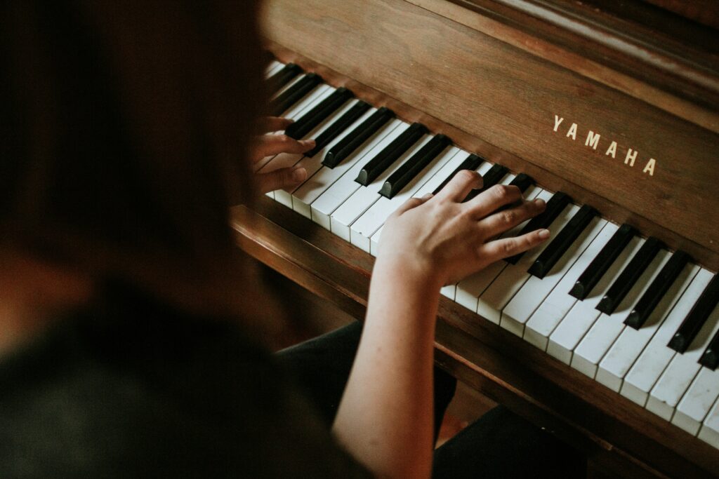Frau spielt Klavier