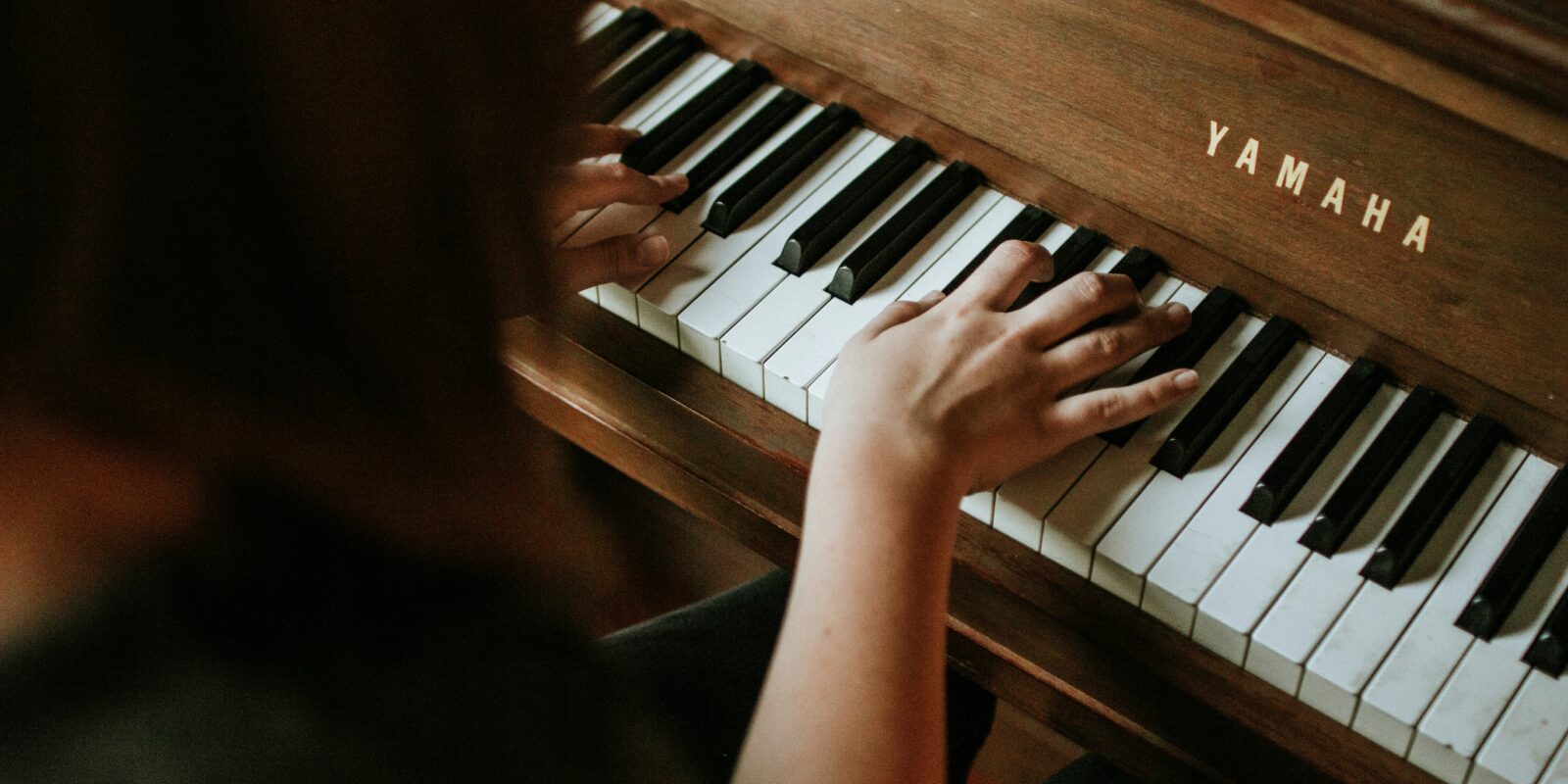 Frau spielt Klavier