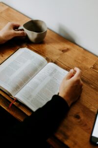 Hände mit Bibel