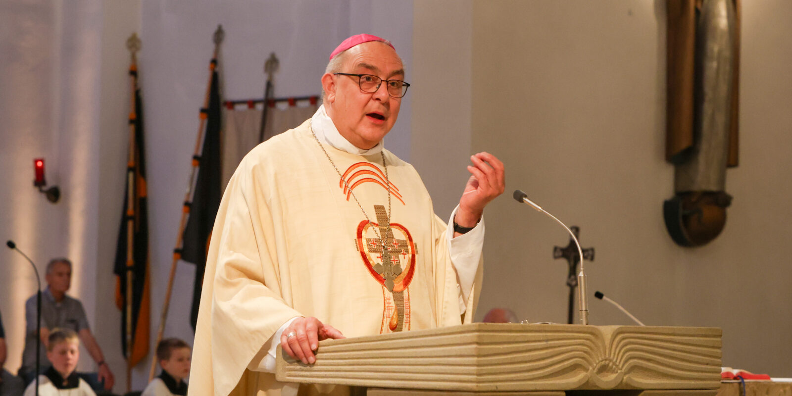 Bischof Dominicus bei der Predigt zur Männerwallfahrt nach Rulle in der Kirche St. Johann.