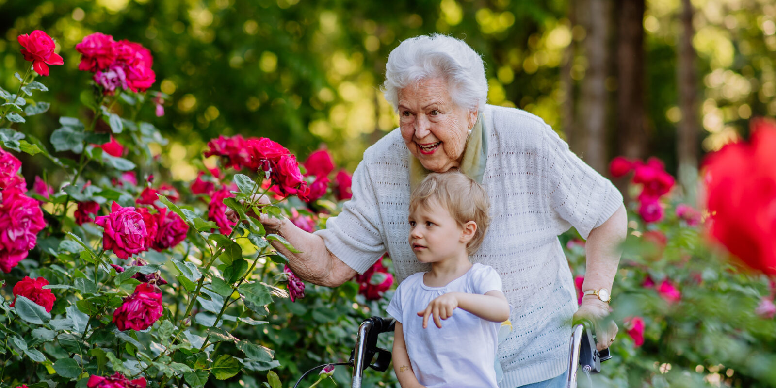 Oma und Enkel im Garten