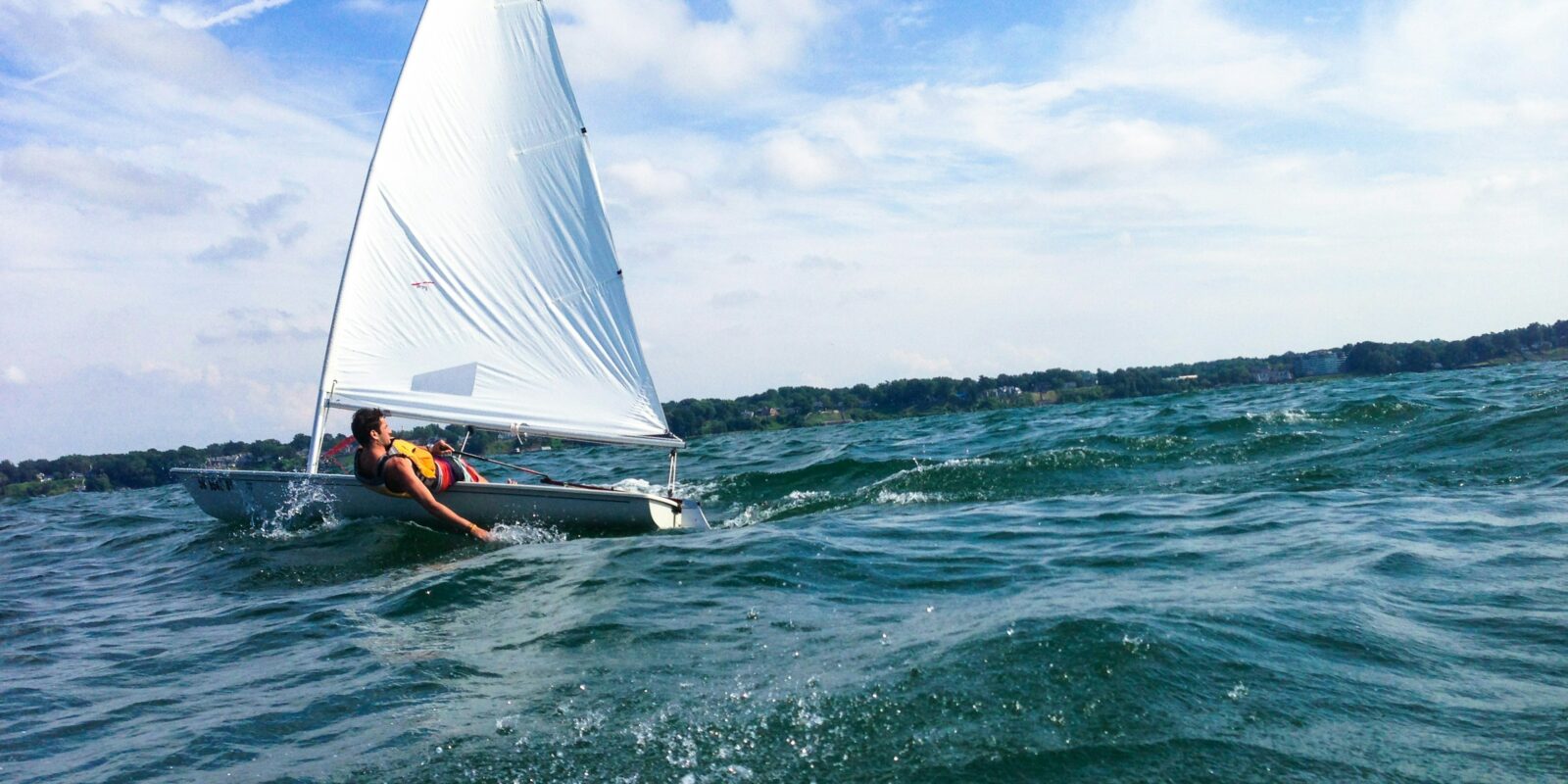 Segelboot auf dem Wasser