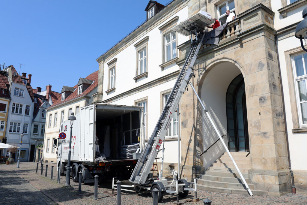 Der Umzugswagen vor dem Bischofshaus