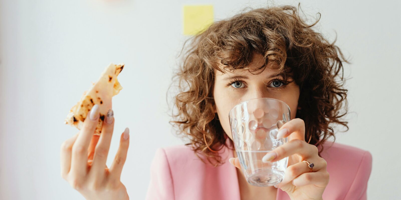 Frau mit Brot und Wasser