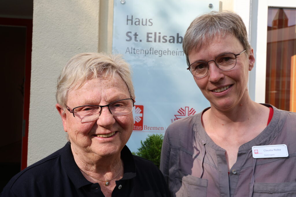 Ursel Glüsing und Claudia Rolke vor dem Altenpflegeheim St. Elisabeth der Caritas in Bremen.