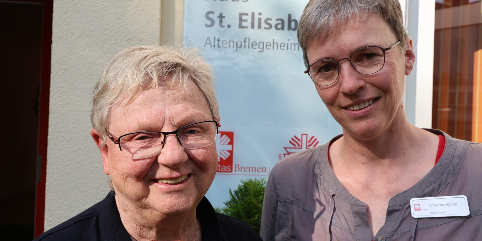 Ursel Glüsing und Claudia Rolke vor dem Altenpflegeheim St. Elisabeth der Caritas in Bremen.