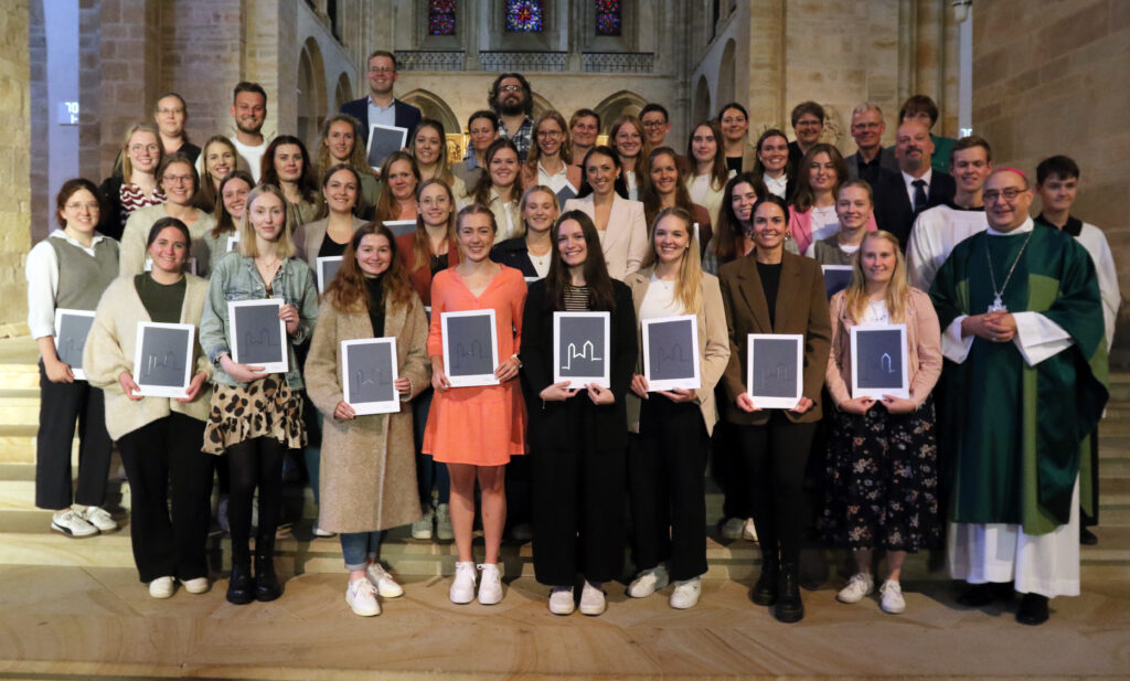 Die Religionslehrerinnen und -lehrer nach der Missio-Verleihung mit Bischof Dominicus (rechts).