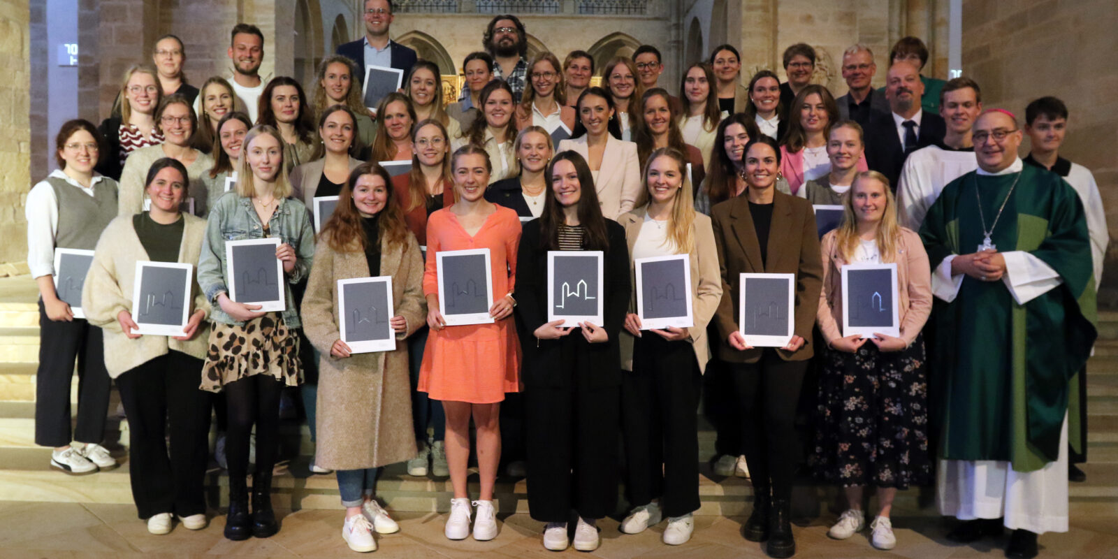 Die Religionslehrerinnen und -lehrer nach der Missio-Verleihung mit Bischof Dominicus (rechts).