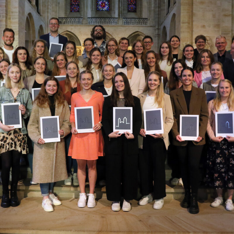 Die Religionslehrerinnen und -lehrer nach der Missio-Verleihung mit Bischof Dominicus (rechts).