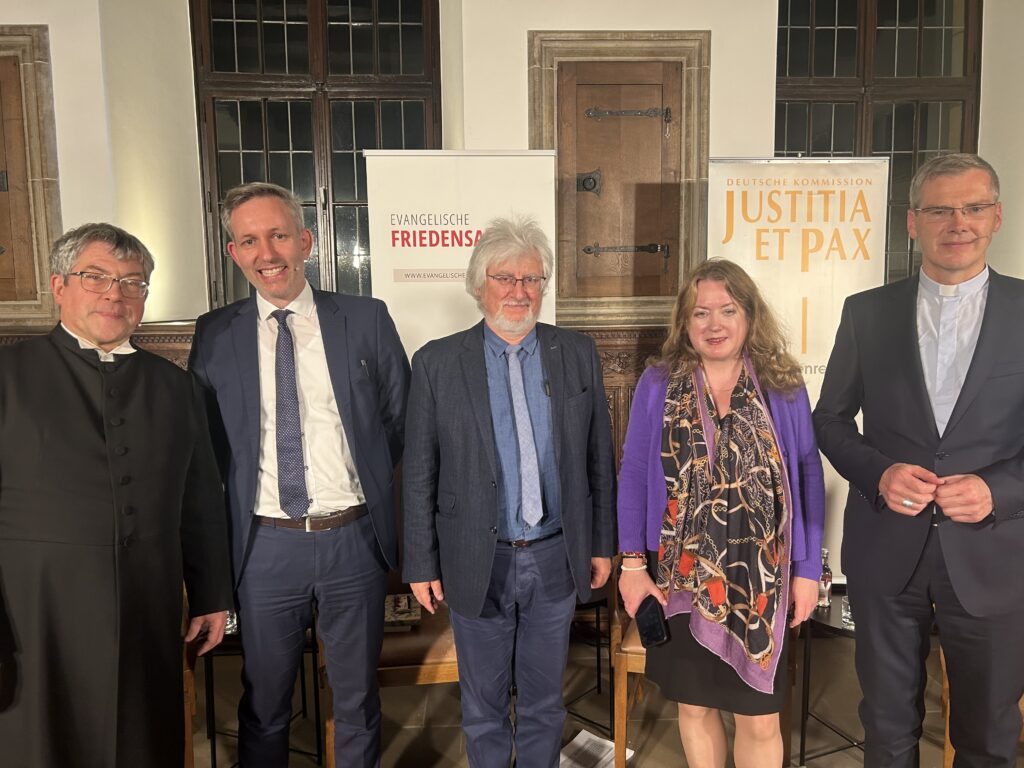 Am Friedensdialog nahmen teil (von links) Landesbischof Friedrich Kramer, der Friedensbeauftragte des Rates der Evangelischen Kirche in Deutschland, Moderator Dr. Thomas Müller-Färber von der Evangelischen Akademie Loccum, Professor Dr. Radoslaw Markowski, Direktor am Zentrum für Demokratieforschung der SWPS Universität für Sozial- und Geisteswissenschaften Warschau und Leiter der polnischen Nationalen Wahlbehörde, die Publizistin und Juristin Dr. Liane Bednarz, die zu den Themen Neue Rechte, Populismus und religiöse Bewegungen forscht und der Vorsitzende der Deutschen Kommission Justitia et Pax, der Hildesheimer Bischof Dr. Heiner Wilmer SCJ.