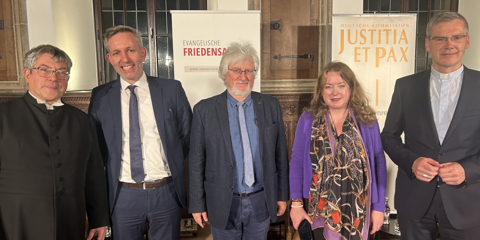 Am Friedensdialog nahmen teil (von links) Landesbischof Friedrich Kramer, der Friedensbeauftragte des Rates der Evangelischen Kirche in Deutschland, Moderator Dr. Thomas Müller-Färber von der Evangelischen Akademie Loccum, Professor Dr. Radoslaw Markowski, Direktor am Zentrum für Demokratieforschung der SWPS Universität für Sozial- und Geisteswissenschaften Warschau und Leiter der polnischen Nationalen Wahlbehörde, die Publizistin und Juristin Dr. Liane Bednarz, die zu den Themen Neue Rechte, Populismus und religiöse Bewegungen forscht und der Vorsitzende der Deutschen Kommission Justitia et Pax, der Hildesheimer Bischof Dr. Heiner Wilmer SCJ.