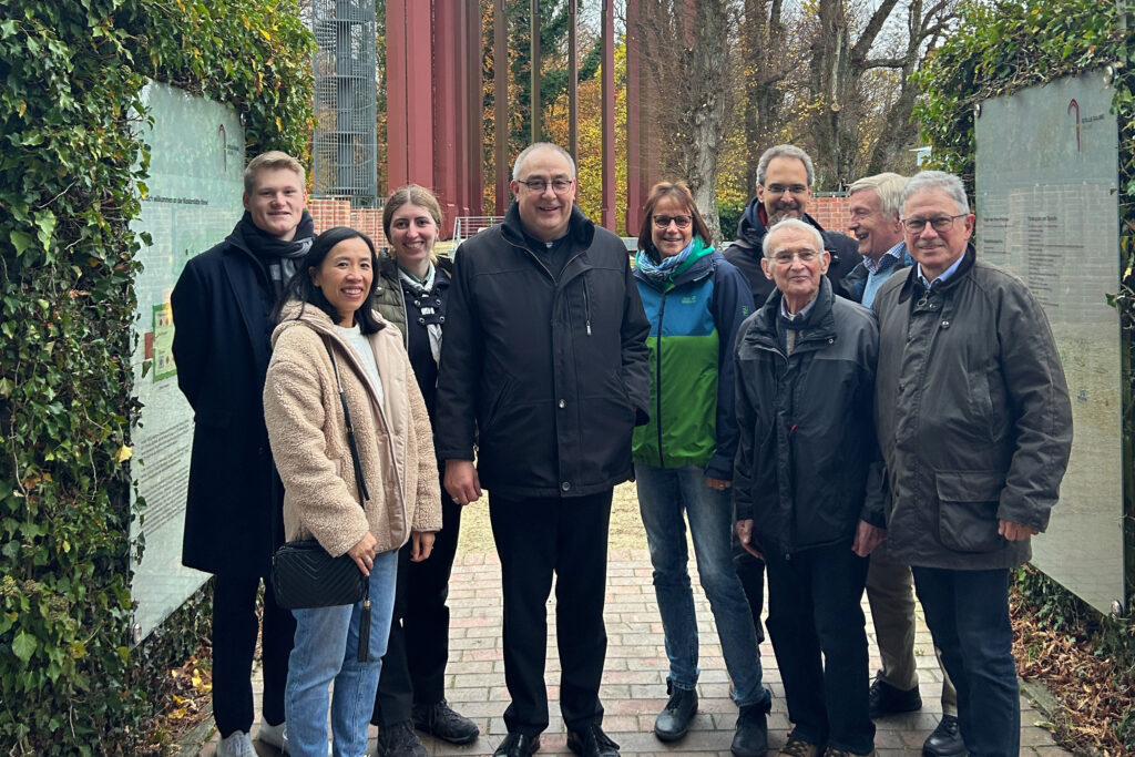 Bischof Dominicus (Mitte) mit Mitgliedern aus verschiedenen ostfriesischen Gemeinden vor der Klosterstätte Ihlow.