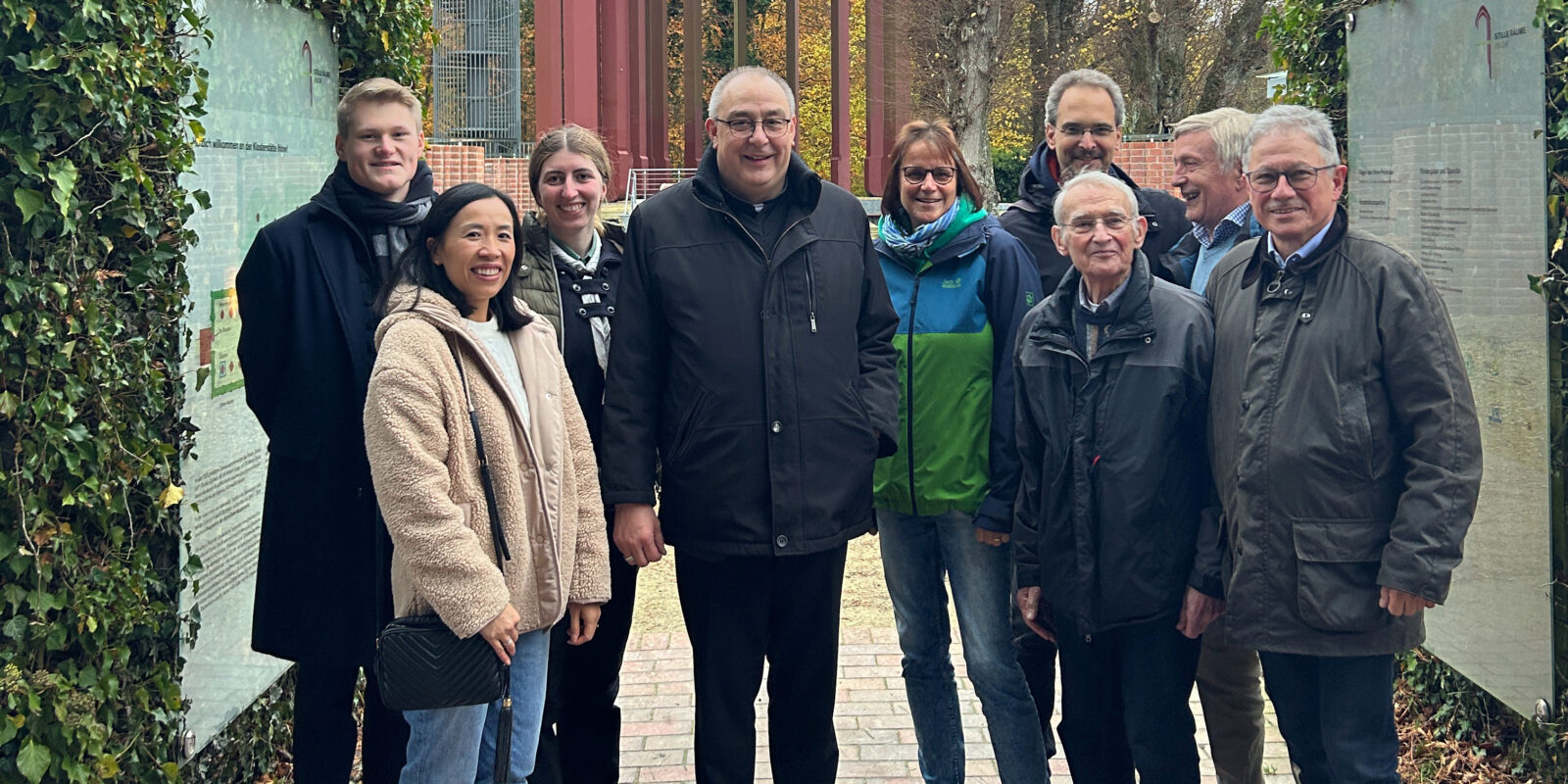 Bischof Dominicus (Mitte) mit Mitgliedern aus verschiedenen ostfriesischen Gemeinden vor der Klosterstätte Ihlow.