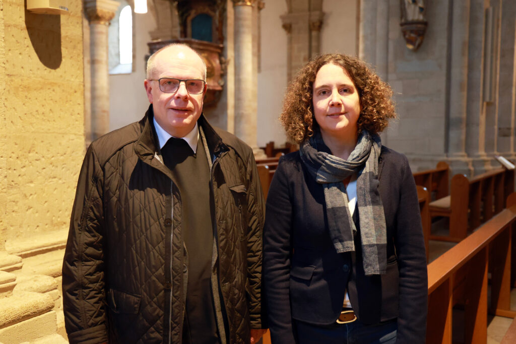 Weihbischof Johannes Wübbe und Dombaumeisterin Sara Pohlmann im Dom