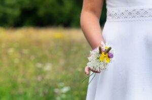 Mädchen mit Blumen im Erstkommunionkleid