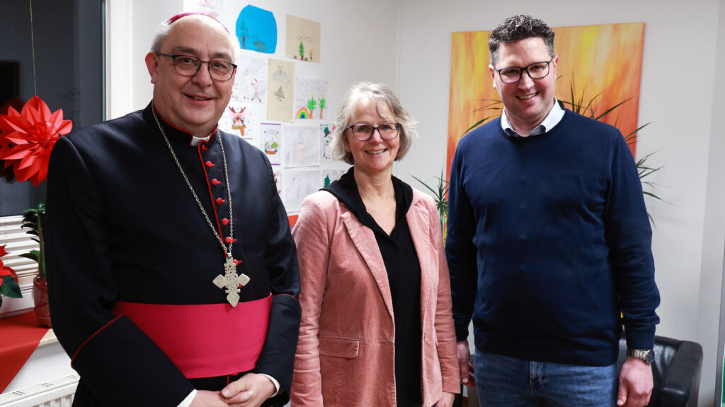 Bischof Dominicus Meier OSB (links) besuchte erstmals die Don Bosco Katholische Jugendhilfe in Osnabrück. Auf dem Bild ist er mit dem Leiter der Einrichtung, Stefan Riedmann und der kaufmännischen Leitung, Barbara Einhorn.