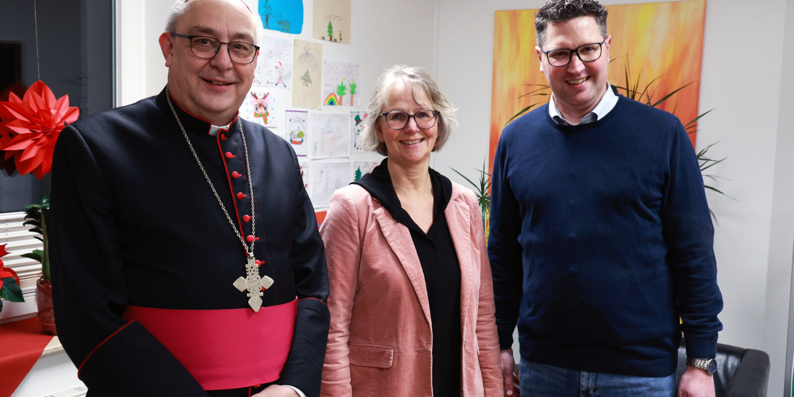 Bischof Dominicus Meier OSB (links) besuchte erstmals die Don Bosco Katholische Jugendhilfe in Osnabrück. Auf dem Bild ist er mit dem Leiter der Einrichtung, Stefan Riedmann und der kaufmännischen Leitung, Barbara Einhorn.