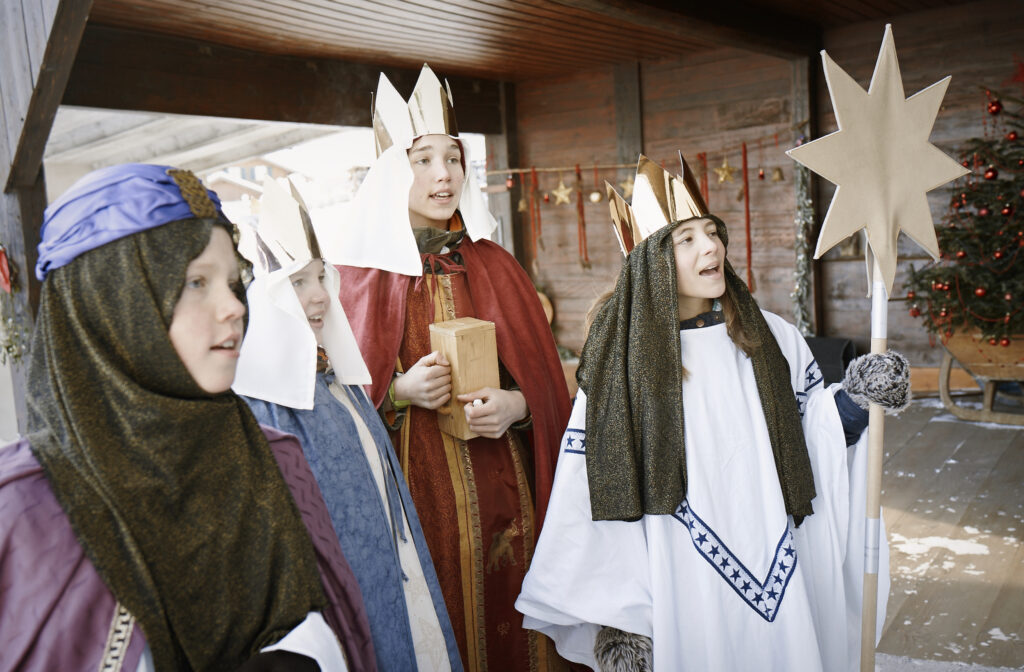 Vier Sternsinger bringen den Segen