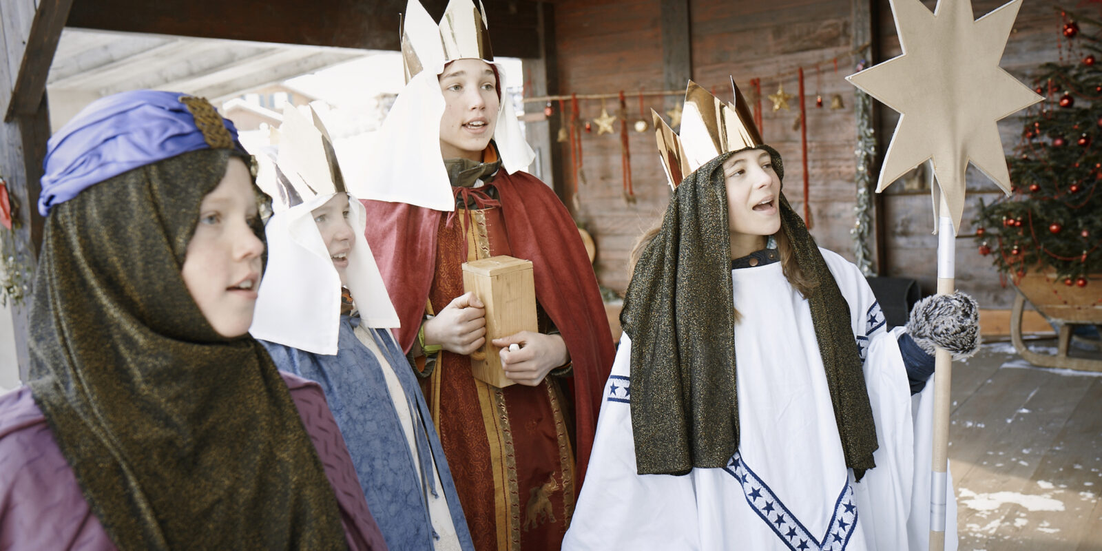 Vier Sternsinger bringen den Segen