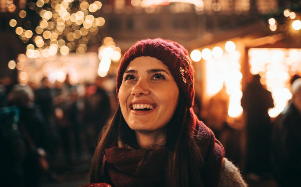 Frau lacht auf dem Weihnachtsmarkt