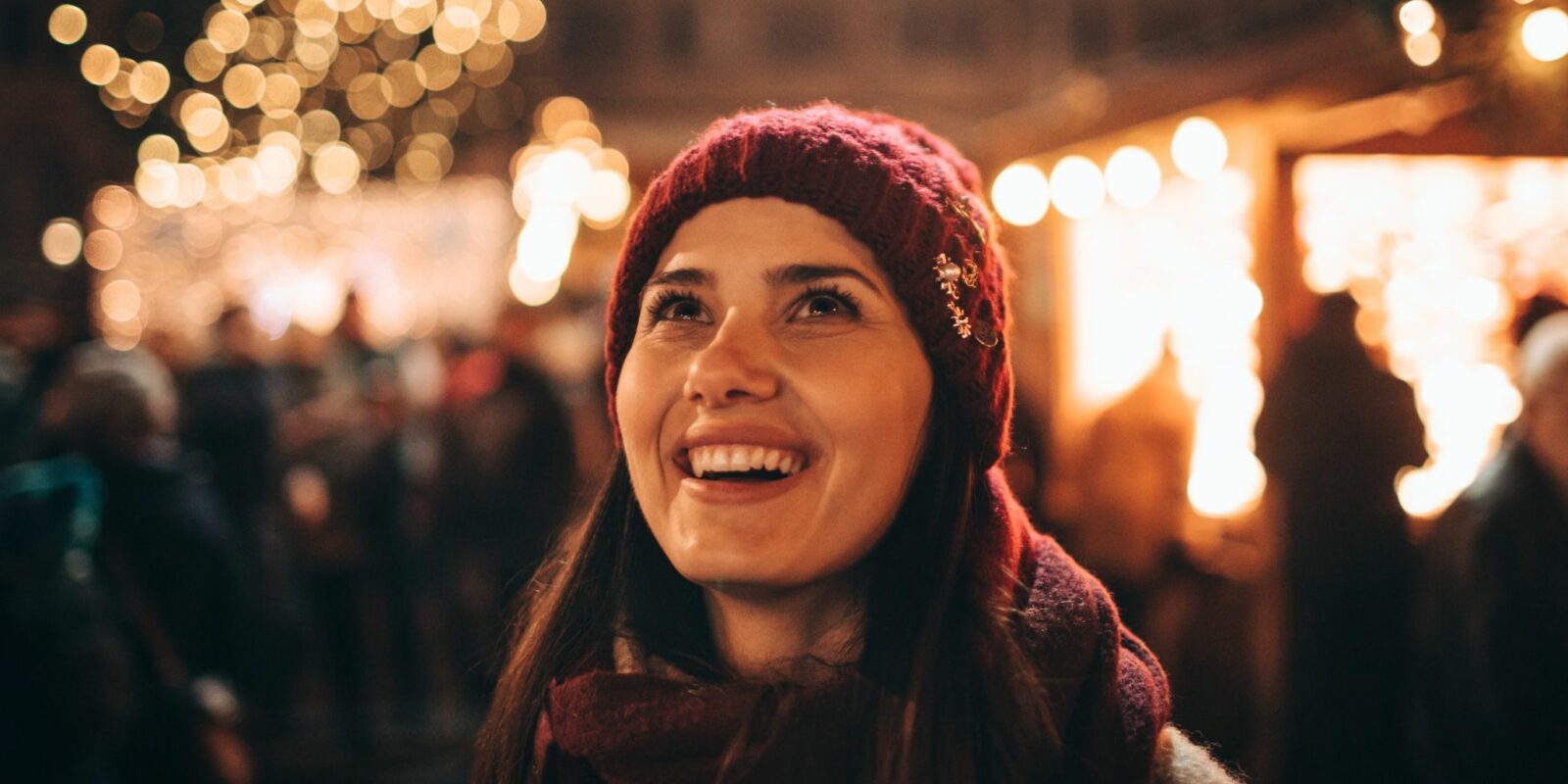 Frau lacht auf dem Weihnachtsmarkt